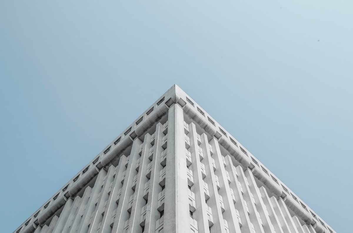 【题干】5.  请在下面括号里分别填充一个恰当的字，并解释这